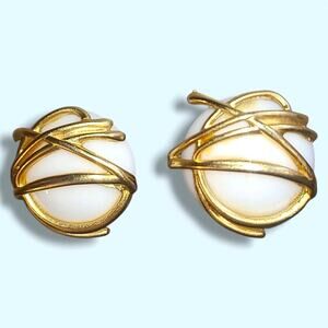 Vintage Modernist Chunky White Acrylic Gold‎ Tone Accent Clip On Earrings